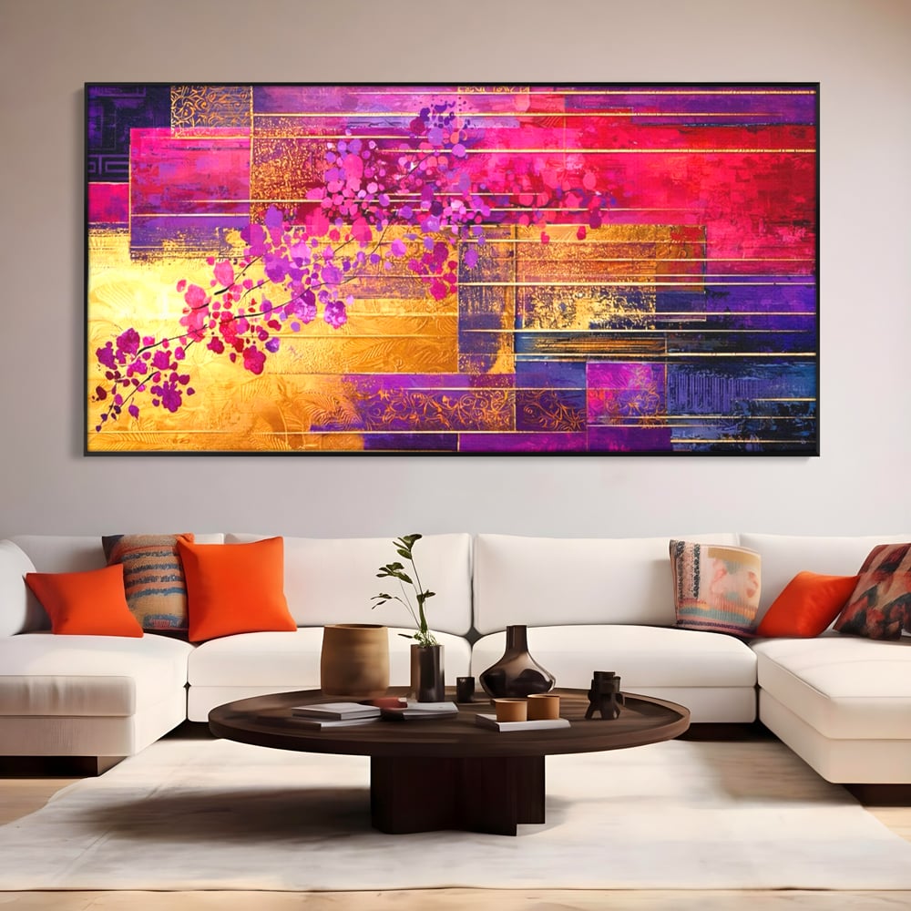 Tablou canvas cu pictura abstracta cu flori roz si linii aurii, in rama de aluminiu negru, pe perete intr-un living